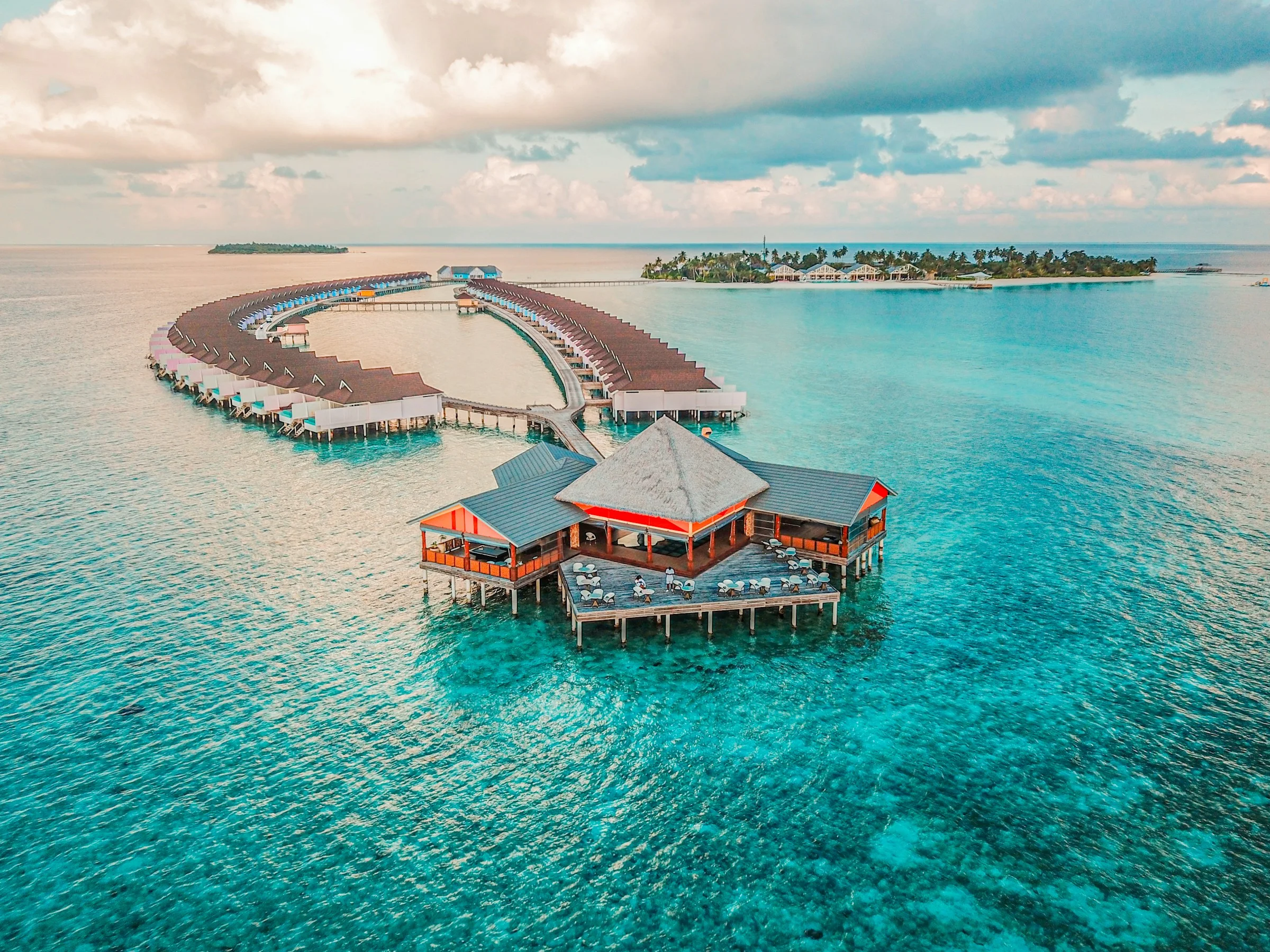 Turquoise lagoon and overwater villas — Indian Ocean stillness