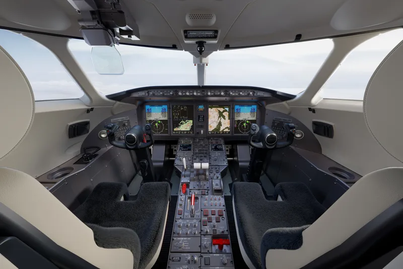 Challenger 3500 Vision flight deck